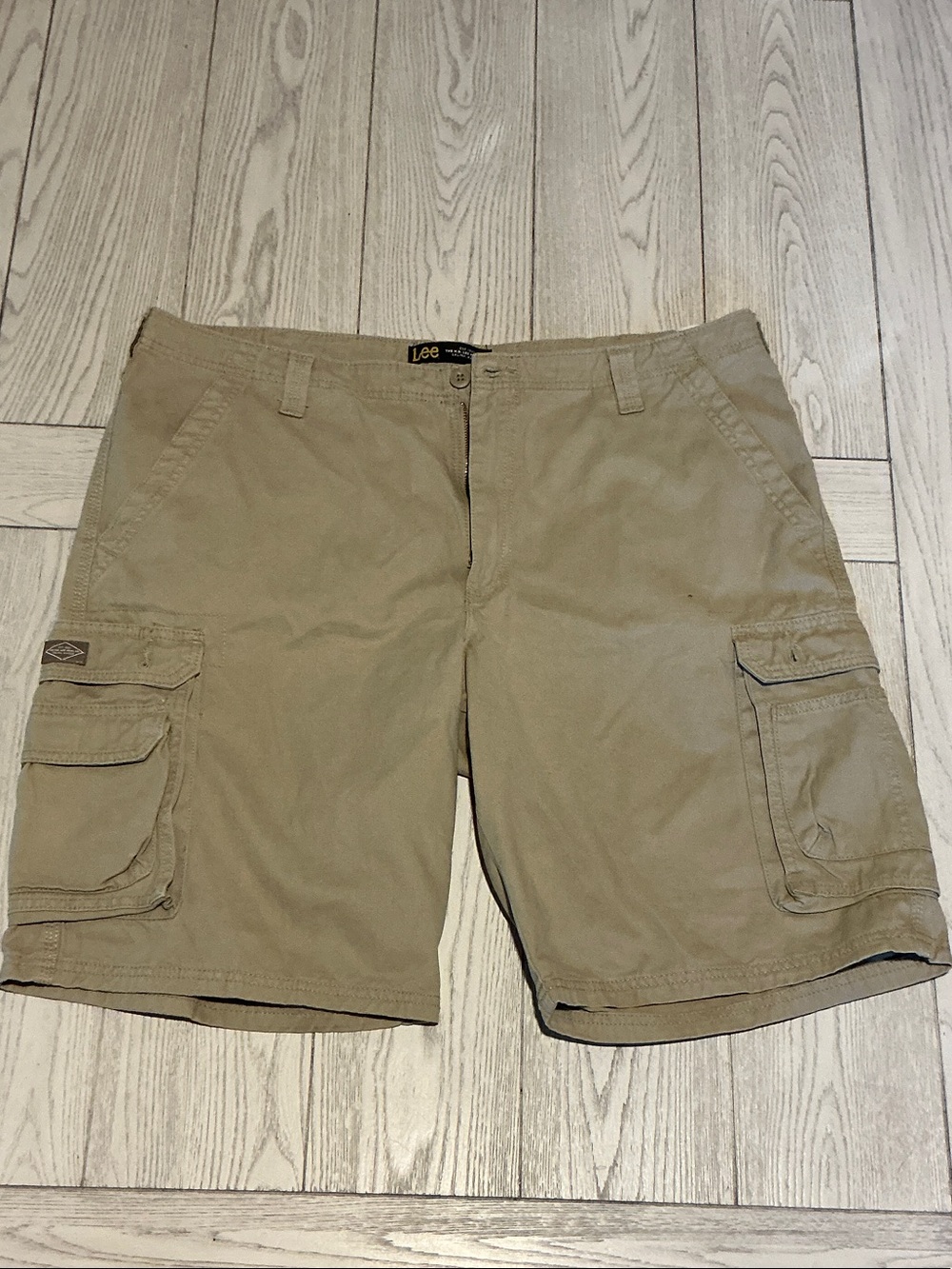 Lee Men's Khaki Cargo Shorts with Multiple Pockets